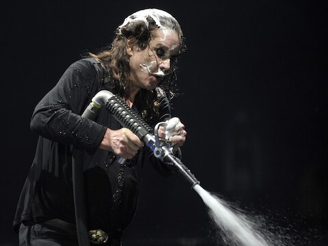 Ozzy Osbourne maakt de eerste rijen nat tijdens zijn concert.