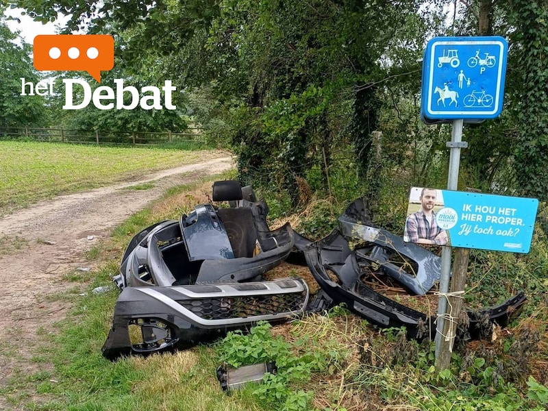 Het sluikstort in de Vrijbosstraat in Staden afgelopen zomer
