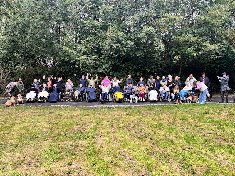 Bewoners van WZC Markizaat, bezoekers en hun trouwe viervoeters genoten samen van de buitenlucht.