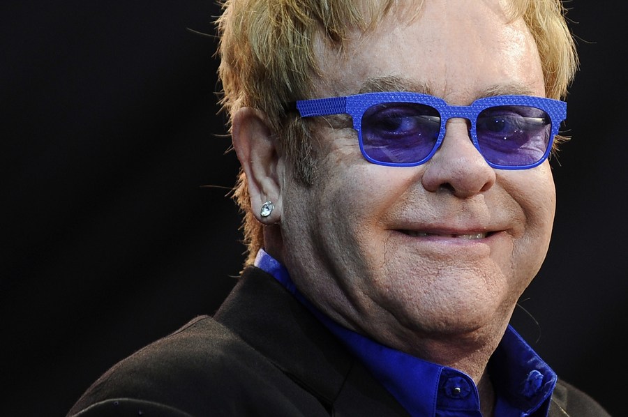 Sir Elton John tijdens zijn concert in Saint-Laurent-sur-Sevre.