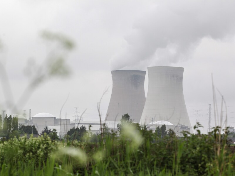 Twee grote kernreactoren in Doel.