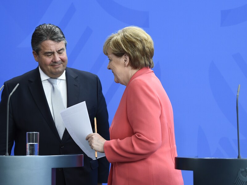 De Duitse minister van Binnenlandse Zaken Sigmar Gabriel met bondskanselier Angela Merkel.