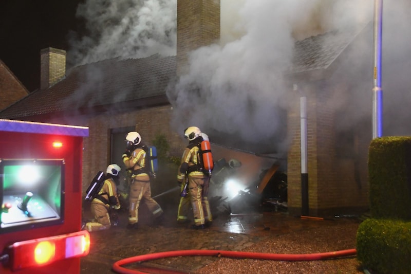 Het duurde lange tijd voordat de brandweer de vlammen onder controle kreeg.