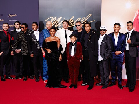 De familie Jackson en de cast van ‘Michael’.