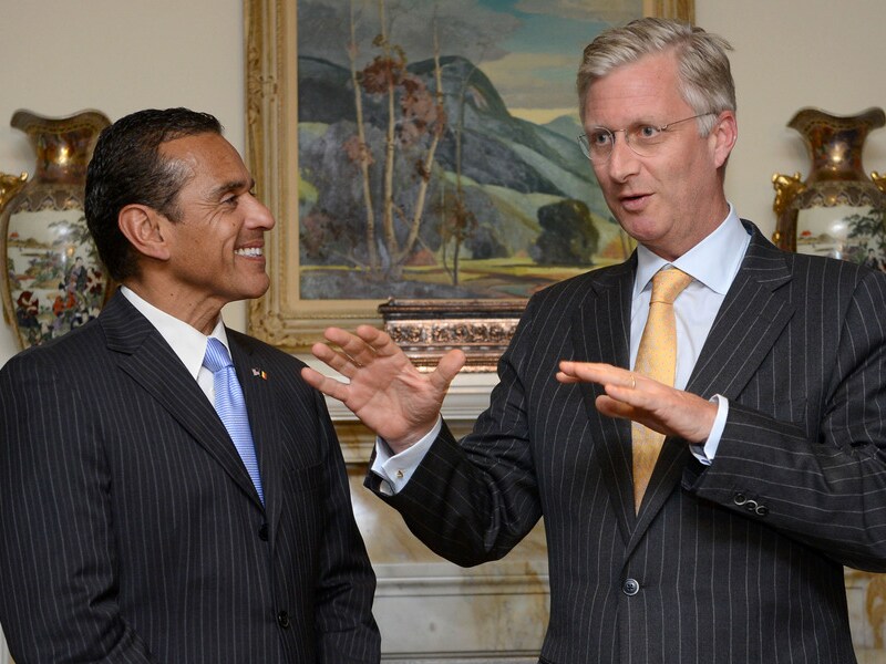 Prins Filip in gesprek met de burgemeester van Los Angeles, Antonio Villaraigosa.