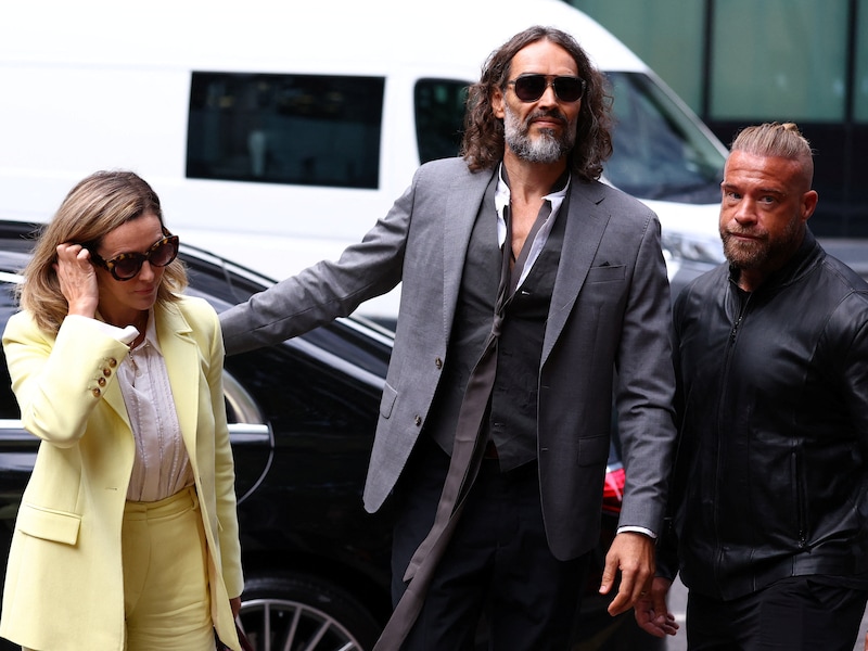 Russell Brand en zijn vrouw Laura bij de rechtbank in Londen.