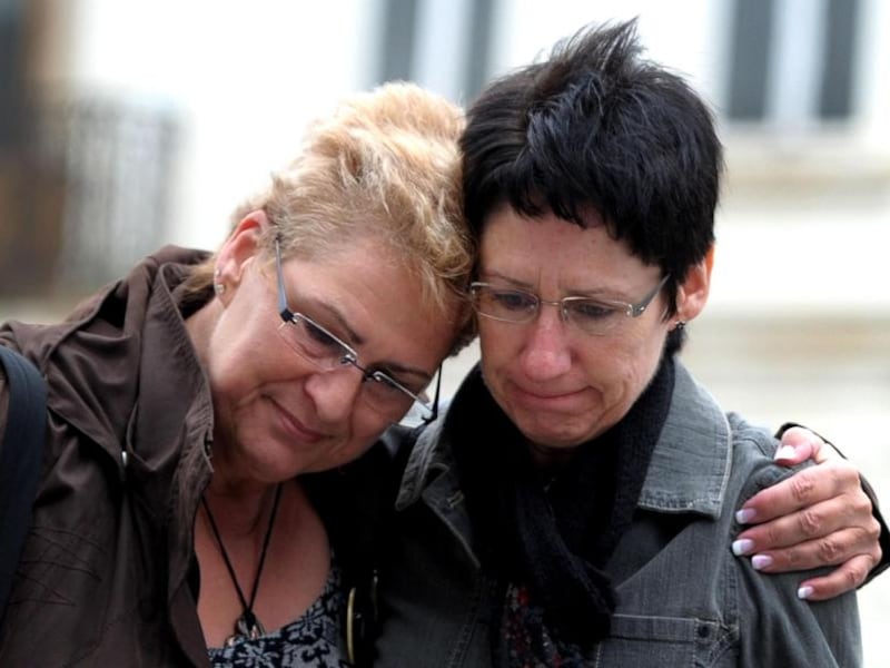Martine (r) heeft de dood van Annick zeker nog niet verwerkt.