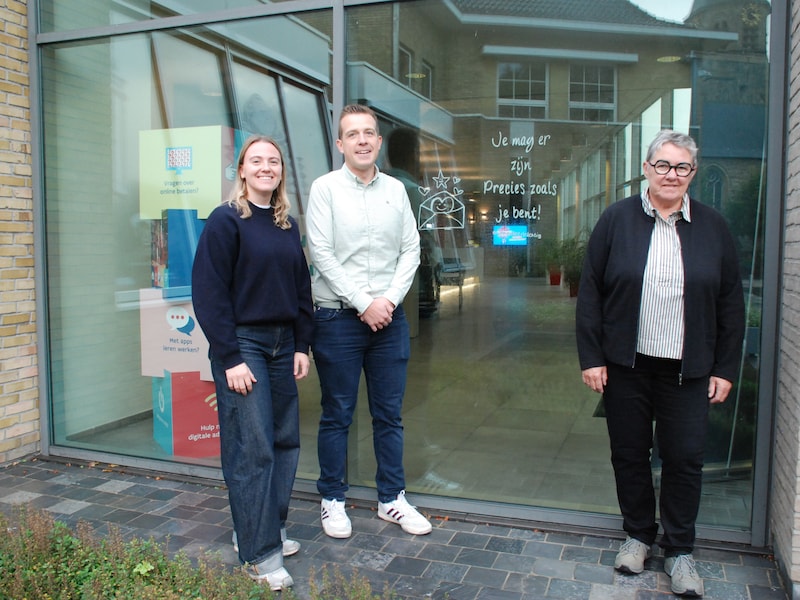 We zien Marie-Michèle Vandekerckhove (intergemeentelijke preventiewerker van Gezondheidsmakers), Stijn Vandenhende (schepen van lokale economie) en  Annick Debonné (schepen van zorg, gezondheid en welzijn)