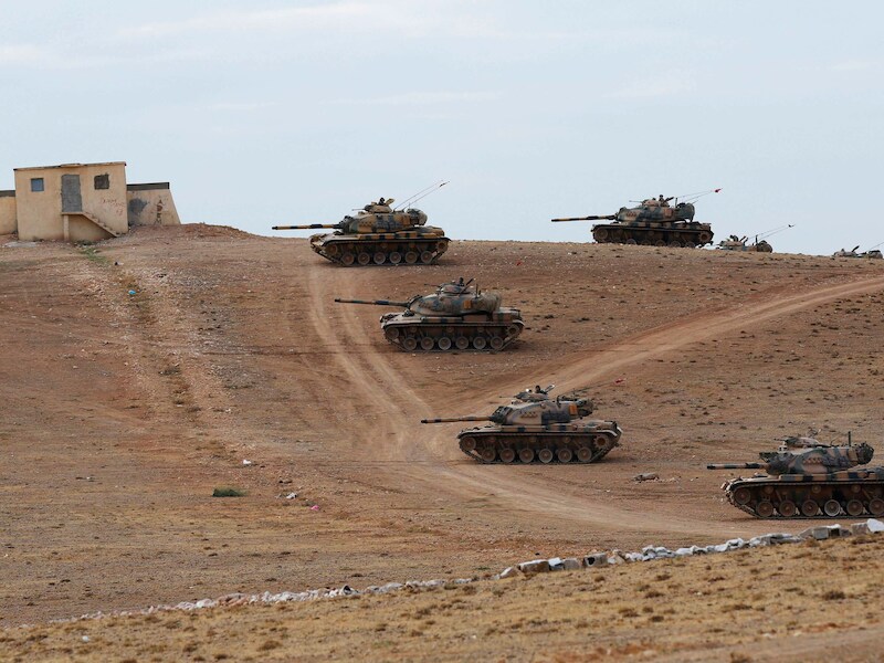 Turkse tanks wachten aan de Syrische grens op toestemming om over te steken.