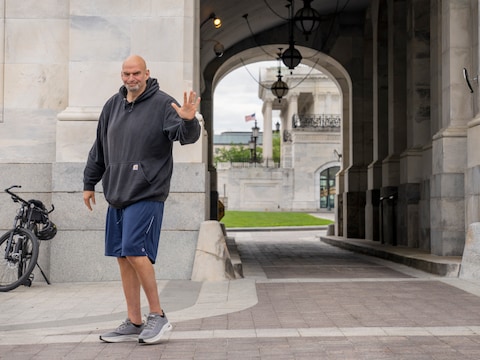 Senator John Fetterman komt liever in sportieve kledij werken.