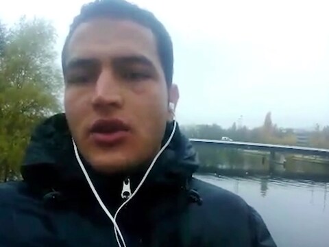 Anis Amri, de inmiddels doodgeschoten 24-jarige Tunesische verdachte van de aanslag in Berlijn, in een video waarin hij trouw zweert aan IS-leider Abu Bakr al-Baghdadi.