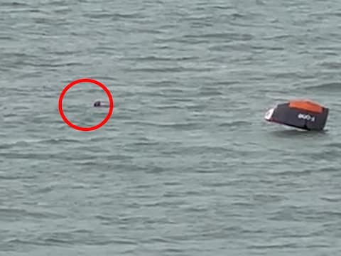 De kitesurfer kwam in de problemen in de richting van de westelijk strekdam. 