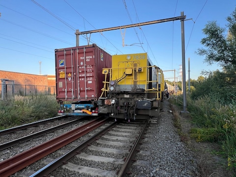 De vrachtwagen en de goederentrein kwamen met elkaar in aanraking.