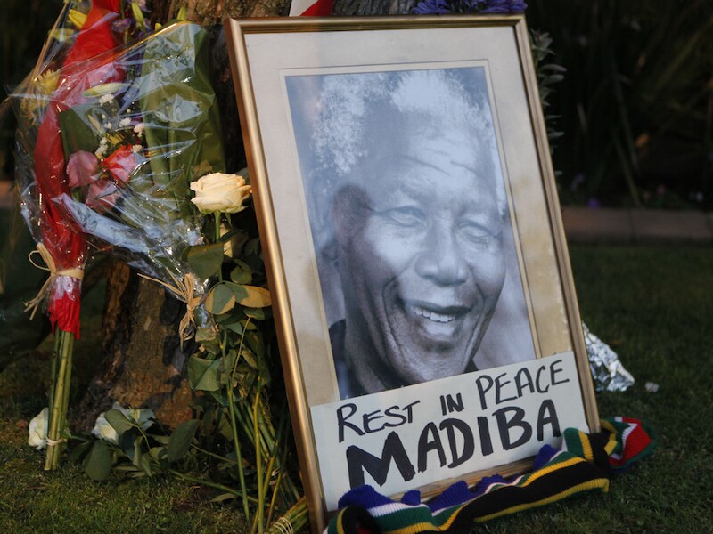 'Rest in Peace, Madiba' leest deze foto voor Mandela's huis in Johannesburg, waar hij gisteren overleed.