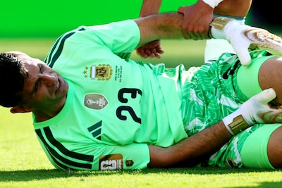 Tijdrekken met een blessure wordt nu ook duur in België: veldspeler moet minuut van het veld als keeper verzorging krijgt