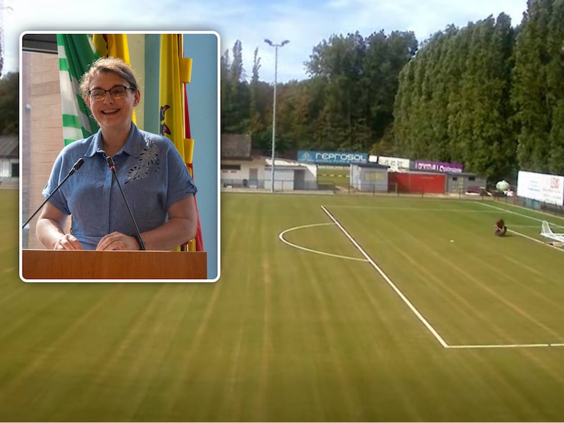 Nieuw kunstgrasveld aangelegd op Tenstar Melle/ , Inzet: Schepen Els Sys (N-VA) van Merelbeke.