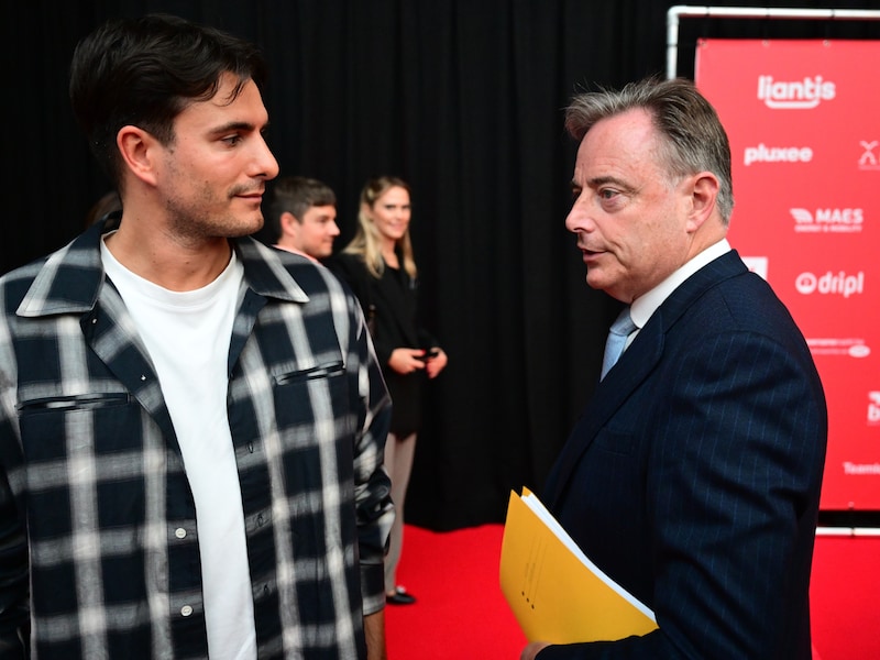 Vooruit-voorzitter Conner Rousseau en premier Bart De Wever (N-VA)