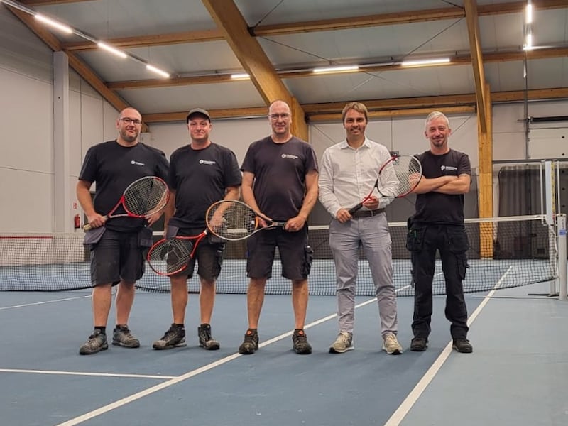 v.l.n.r. Birgen Dupon, technisch assistent – Kenneth Lycke, technisch
assistent – Stephan Lesaffre, technisch assistent – Jan Lievens, Schepen van Sport – Simon
Vandenbussche, technisch assistent.