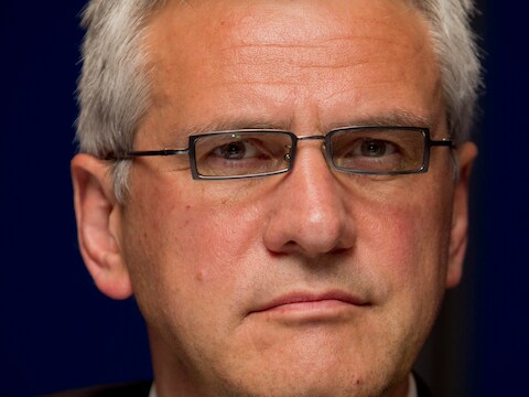 Kris Peeters stoot voor het eerst in twee jaar Bart De Wever van de koppositie.