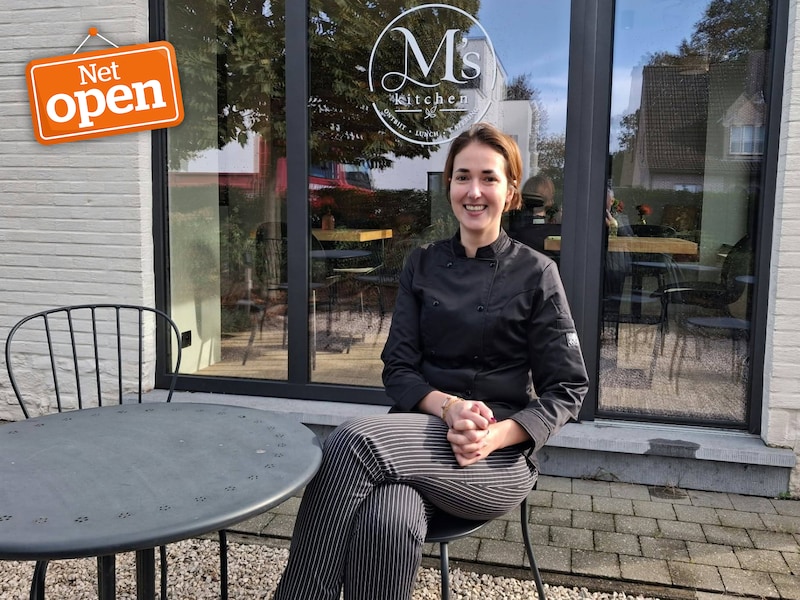 Michèle Verhulst op het terras van haar nieuwe zaak M’s Kitchen in Oelegem.