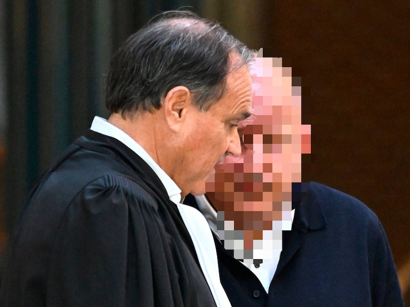 Nicolas Ullens (rechts) en zijn advocaat Jean-Philippe Mayence, tijdens een onderbreking buiten voor het gerechtsgebouw van Nijvel
