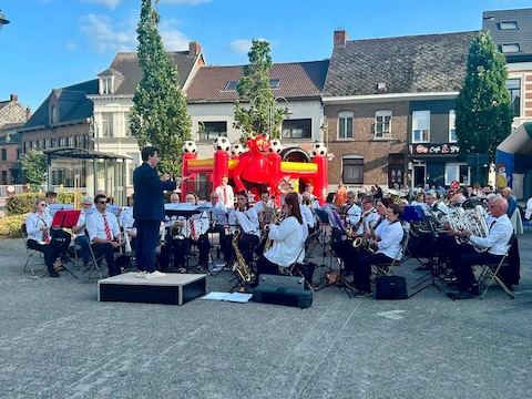 De Koninklijke Fanfare Sint-Pieter Herenthout zette de avond van de nationale feestdag muzikaal in.