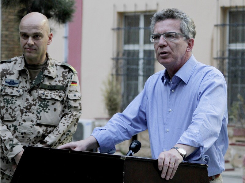 Minister Thomas de Maiziere in Kaboel op 25 juli 2012.