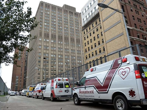 Een rij ambulances staat aan te schuiven om de 500 patiënten van het ziekenhuis te evacueren.
