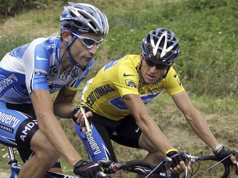 Lance Armstrong met ploegmaat Hincapie die hij nog altijd een vriend noemt.