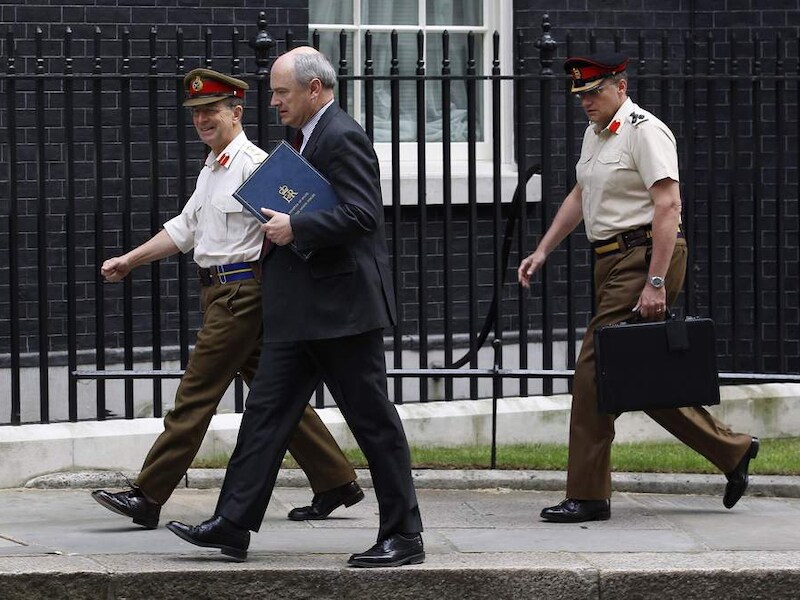 De Britse minister van Defensie Nick Harvey (m).