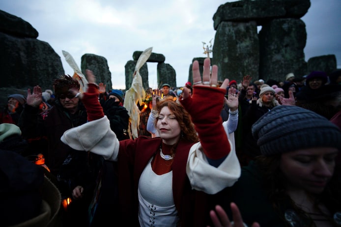 duizenden-mensen-vieren-vandaag-het-heidense-festival-van-de-winterzonnewende-bij-stonehenge-in-wiltshire-in-zuid-engeland-aanhangers-van-het-druidisme-en-toeristen-vieren-daar-elk-jaar-het-heidense-zonnewendefeest-op-de-kortste-dag-van-het-jaar