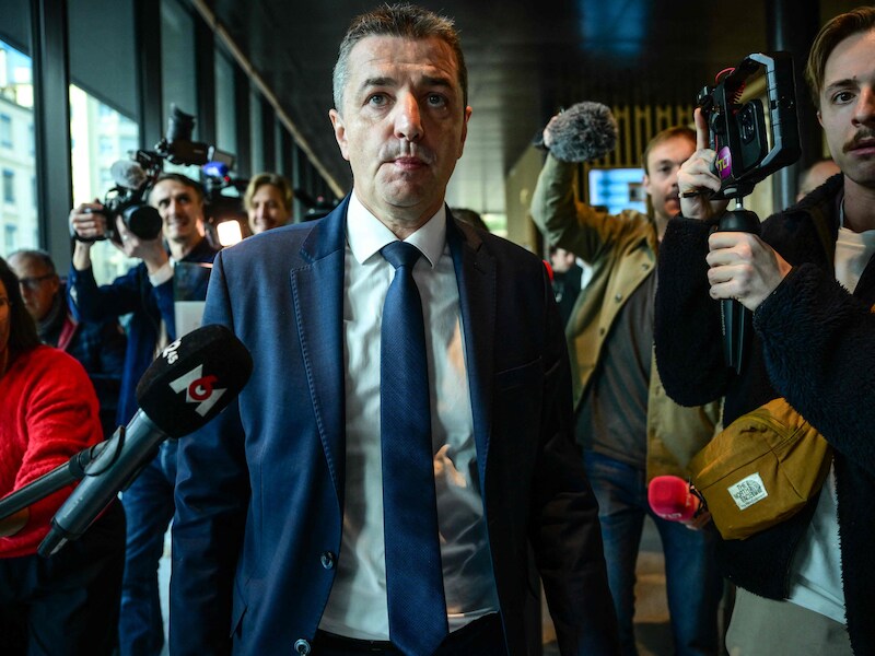 Archiefbeeld. Oud-burgemeester van de Franse stad Saint-Étienne, Gaël Perdriau bij de rechtbank in Lyon. (01/12/25)