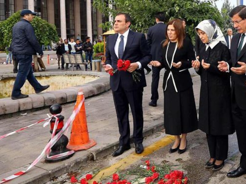 Premier Davutoglu, zijn vrouw en enkele regeringsleden leggen bloemen op de plek van de aanslag.