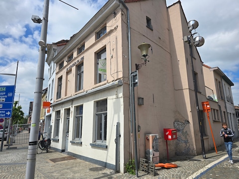De Gouden Pluim op de hoek naast het stadhuis van Eeklo.