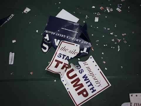 Een gescheurde Trump-affiche op een verkiezingsbijeenkomst.