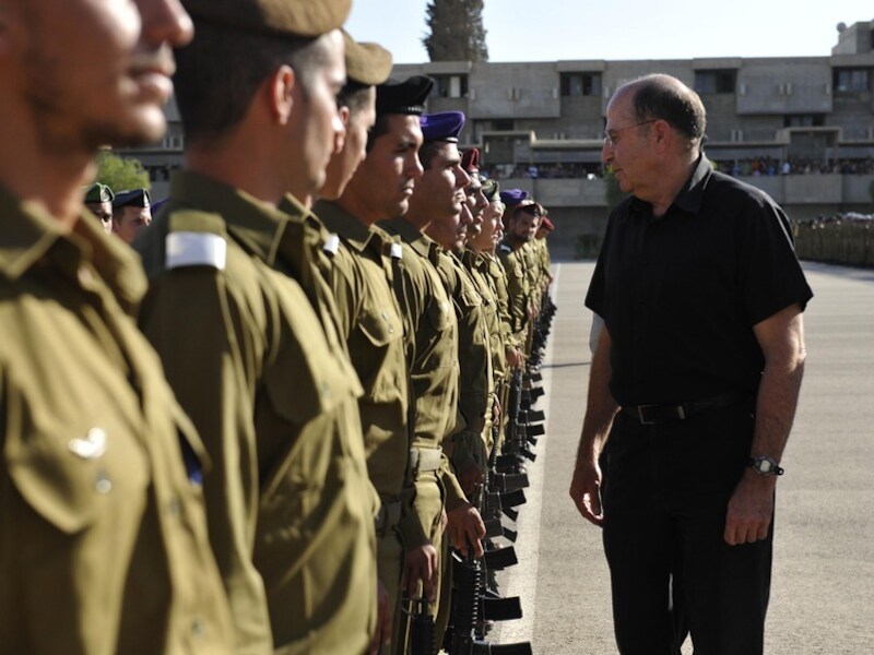 De Israëlische minister van Defensie Moshe Ya'alon vorige maand bij een ceremonie van het leger waarbij hij de internationale gemeenschap opriep Iran van een kernwapen af te houden.