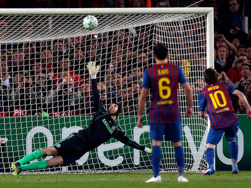 Messi trapt de beslissende penalty tegen de deklat. Zo bleef het 2-1, waarna Torres in de slotfase nog toesloeg.