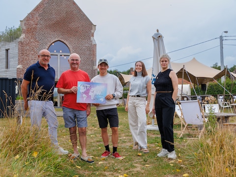 Een indrukwekkende cheque van 10.750 euro werd dinsdagavond overhandigd aan de Zelfmoordlijn ter hoogte van de Sint-Annakapel in Dentregem
