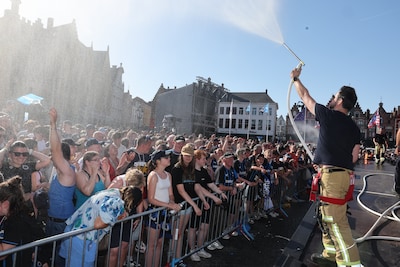 Spelersparade begonnen, brandweer zorgt voor verfrissing