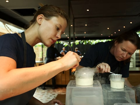 Het personeel is druk bezig met de laatste voorbereidingen. 