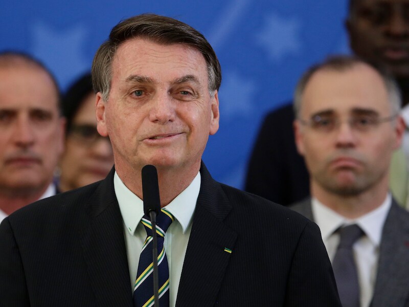 Jair Bolsonaro spreekt tijdens een persconferentie over het vertrek van de populaire justitieminister Sérgio Moro.
