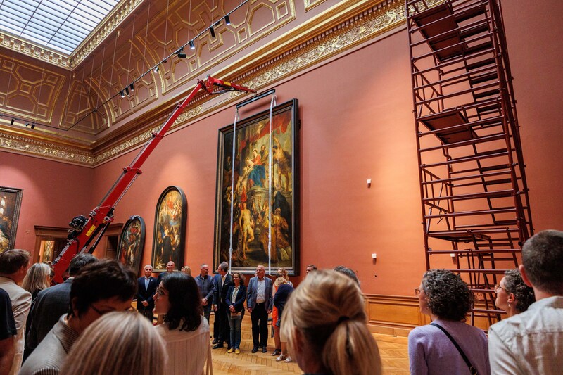 Bezoekers kunnen live volgen in het museum hoe 'Tronende Madonna omringd door heiligen' gerestaureerd wordt... voor twee jaar lang.