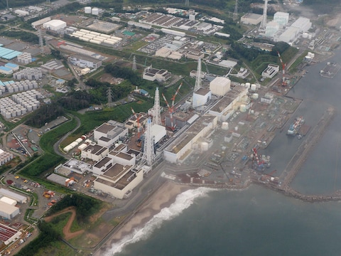 De kerncentrale van Fukushima aan de kust.