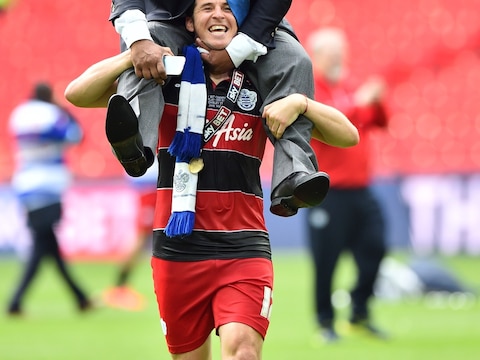 Joey Barton viert de promotie van Queens Park Rangers naar de Premier League.