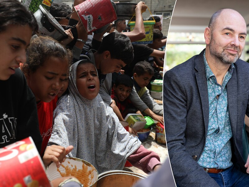 Palestijnse kinderen in de rij voor een voedselbedeling in het vluchtelingenkamp Deir al-Balah. Rechts: expert Midden-Oosten Peter Malcontent. 