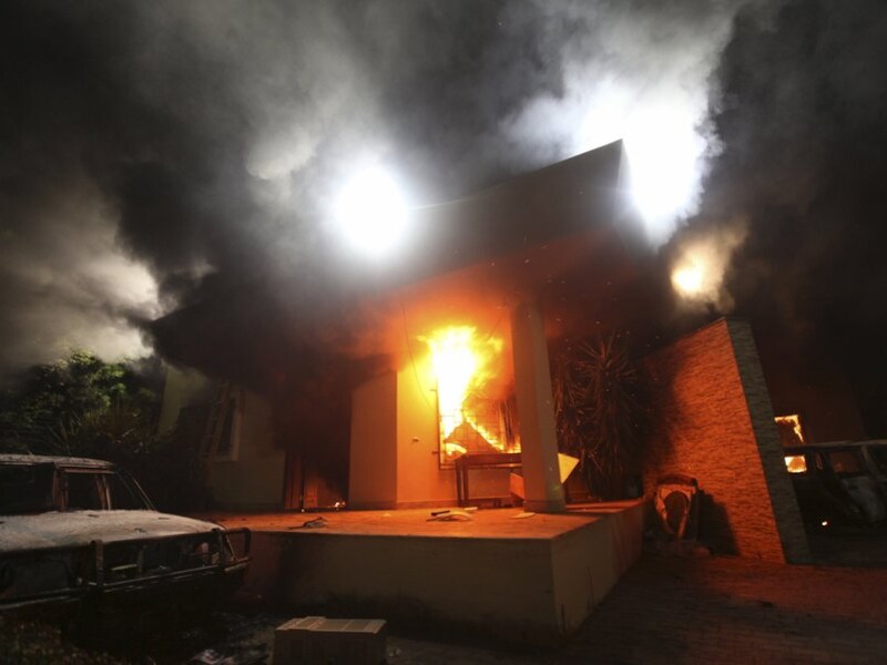 Het consulaat in Benghazi na de aanval.