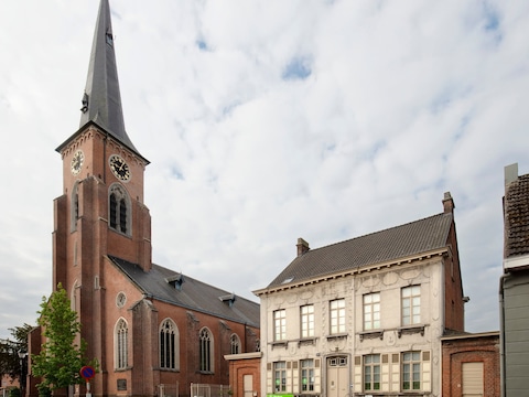 De Sint-Gertrudiskerk in Wichelen.