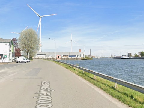 De brandweer rukte uit naar de Wondelgemkaai.