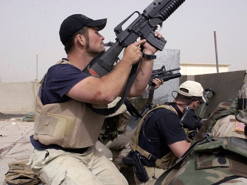 Beveiligers van Blackwater in Irak. Foto uit 2004.