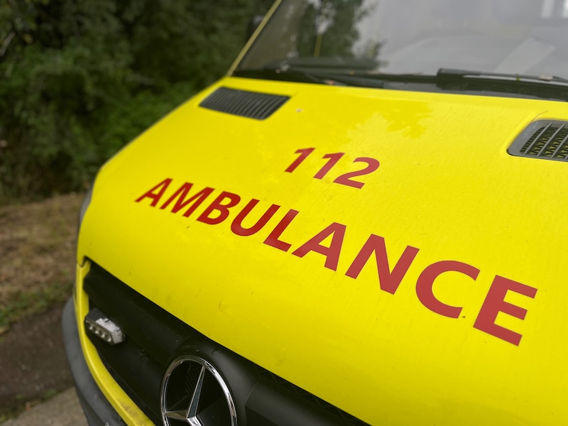 Auto tegen boom op Kazernelaan in Helchteren: vrouw (26) gewond